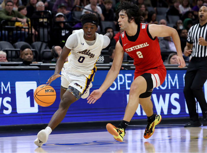 ArDarius Grayson (0) on his way to the rim while being hounded by Jaxton Santiago.